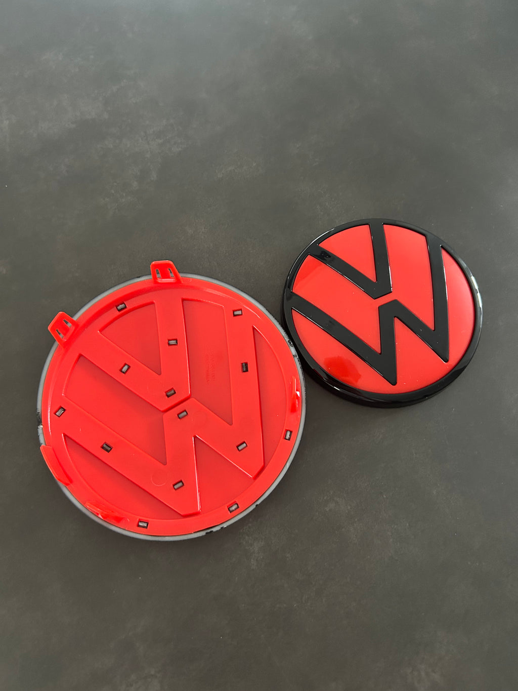 VW Golf 8 Emblem vorne und hinten - Rot/Schwarz mit ACC