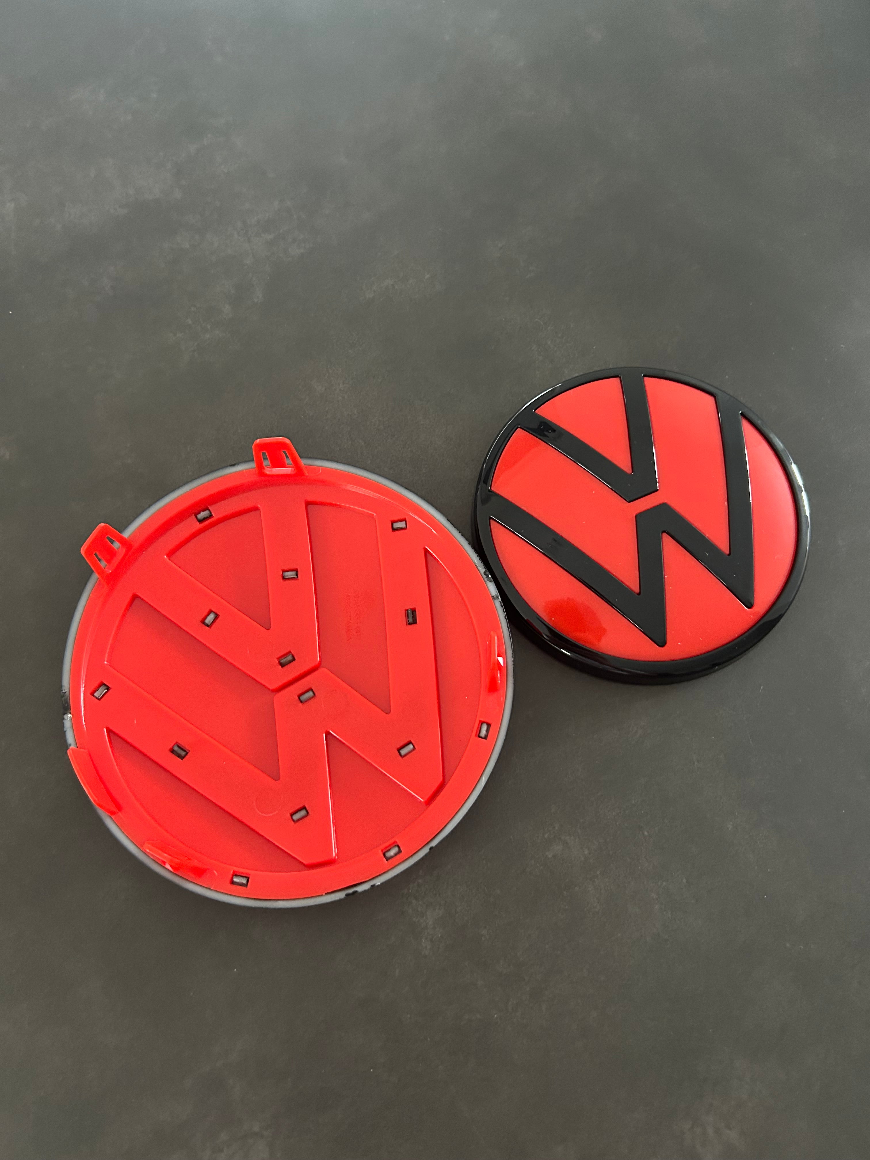 VW Golf 8 Emblem vorne und hinten - Rot/Schwarz mit ACC