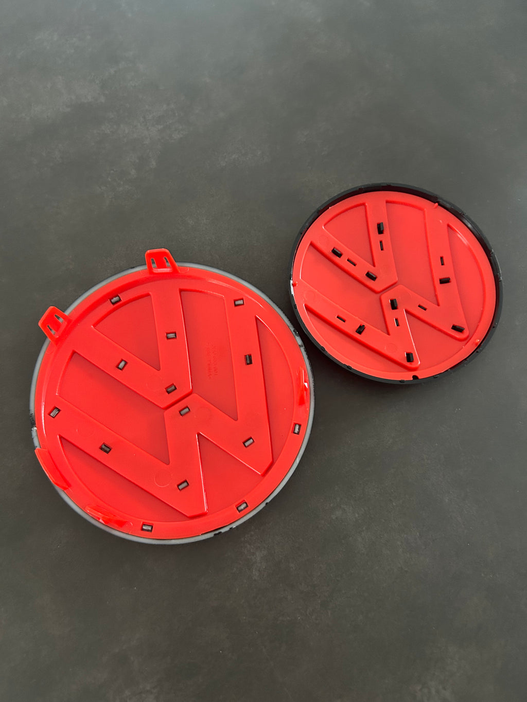 VW Golf 8 Emblem vorne und hinten - Rot/Schwarz mit ACC