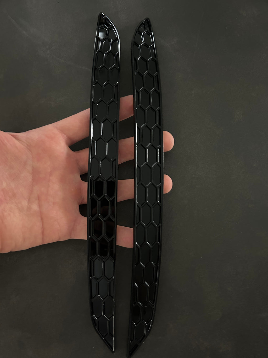 VW Golf 8 Heck Reflektor Abdeckung Waben Design – Schwarz Glanz – selbstklebend