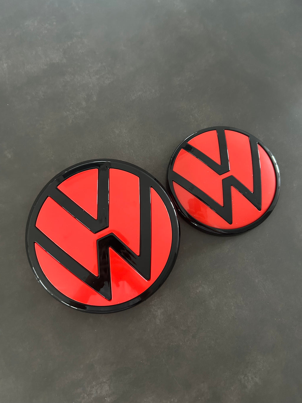 VW Golf 8 Emblem vorne und hinten - Rot/Schwarz mit ACC