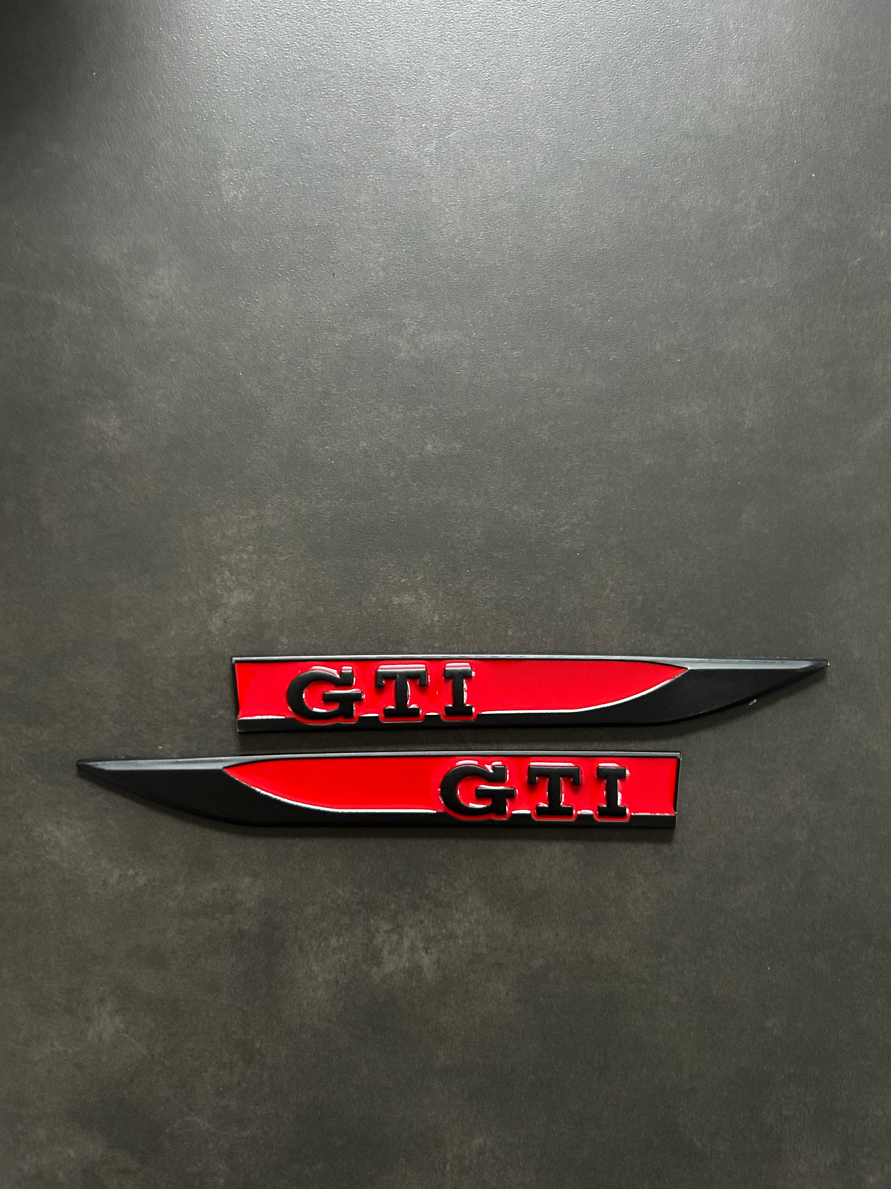 VW Golf GTI Emblem Set Schwarz/Rot – Heckklappe, Seiten & Kühlergrill – 3-teilig