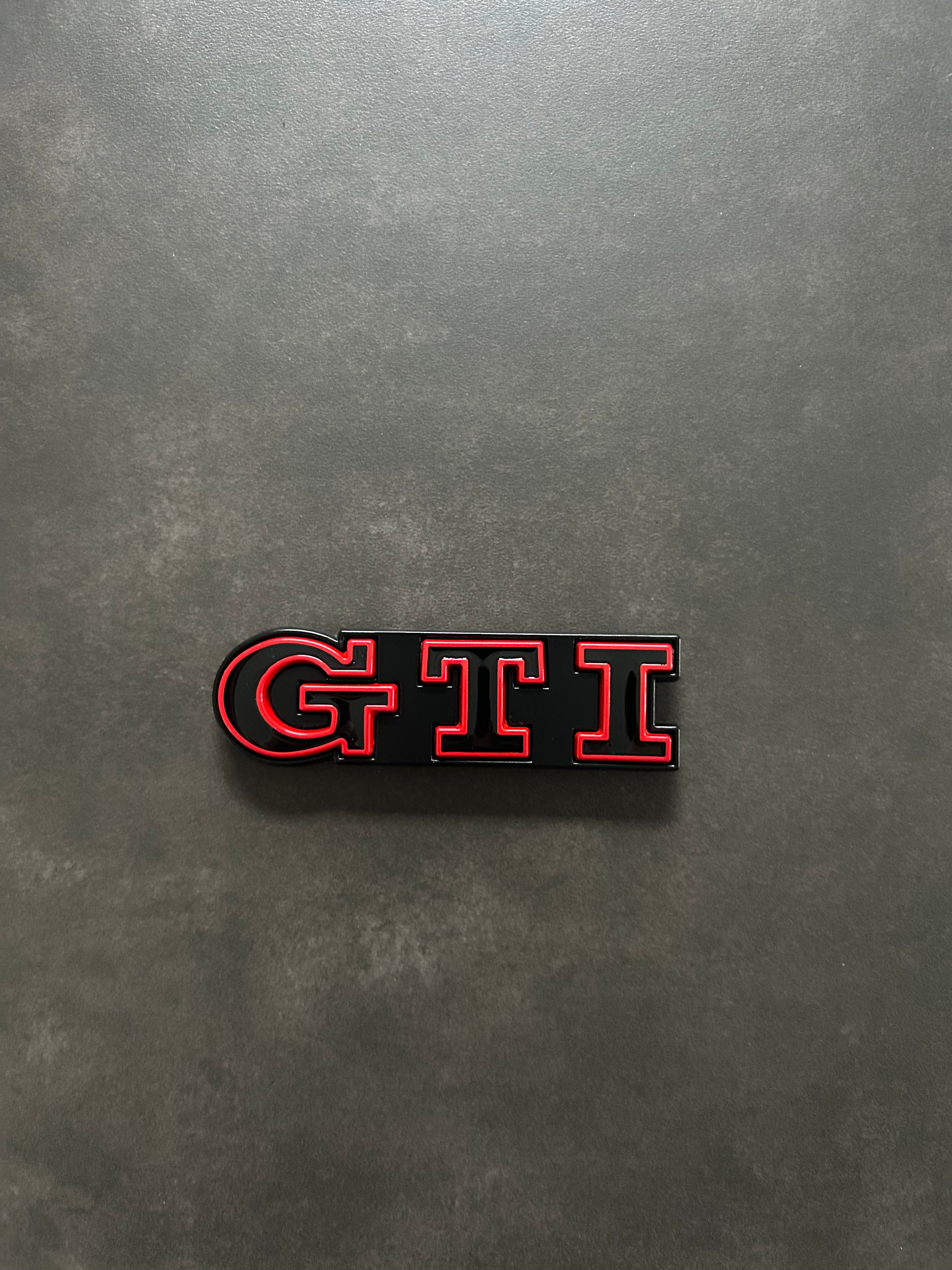 VW Golf GTI Emblem Set Schwarz/Rot – Heckklappe, Seiten & Kühlergrill – 3-teilig